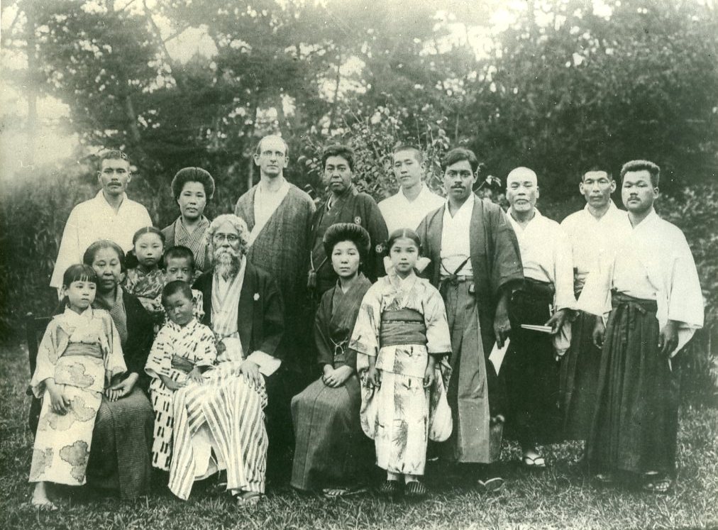 五浦天心邸におけるタゴールを囲んでの集合写真