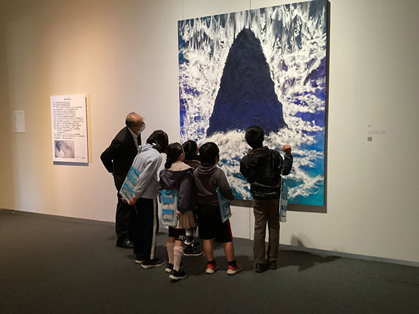 対話型アートツアーの様子
