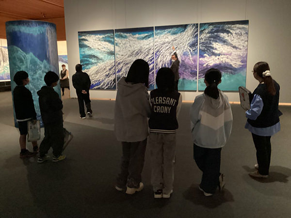 展覧会を鑑賞する様子