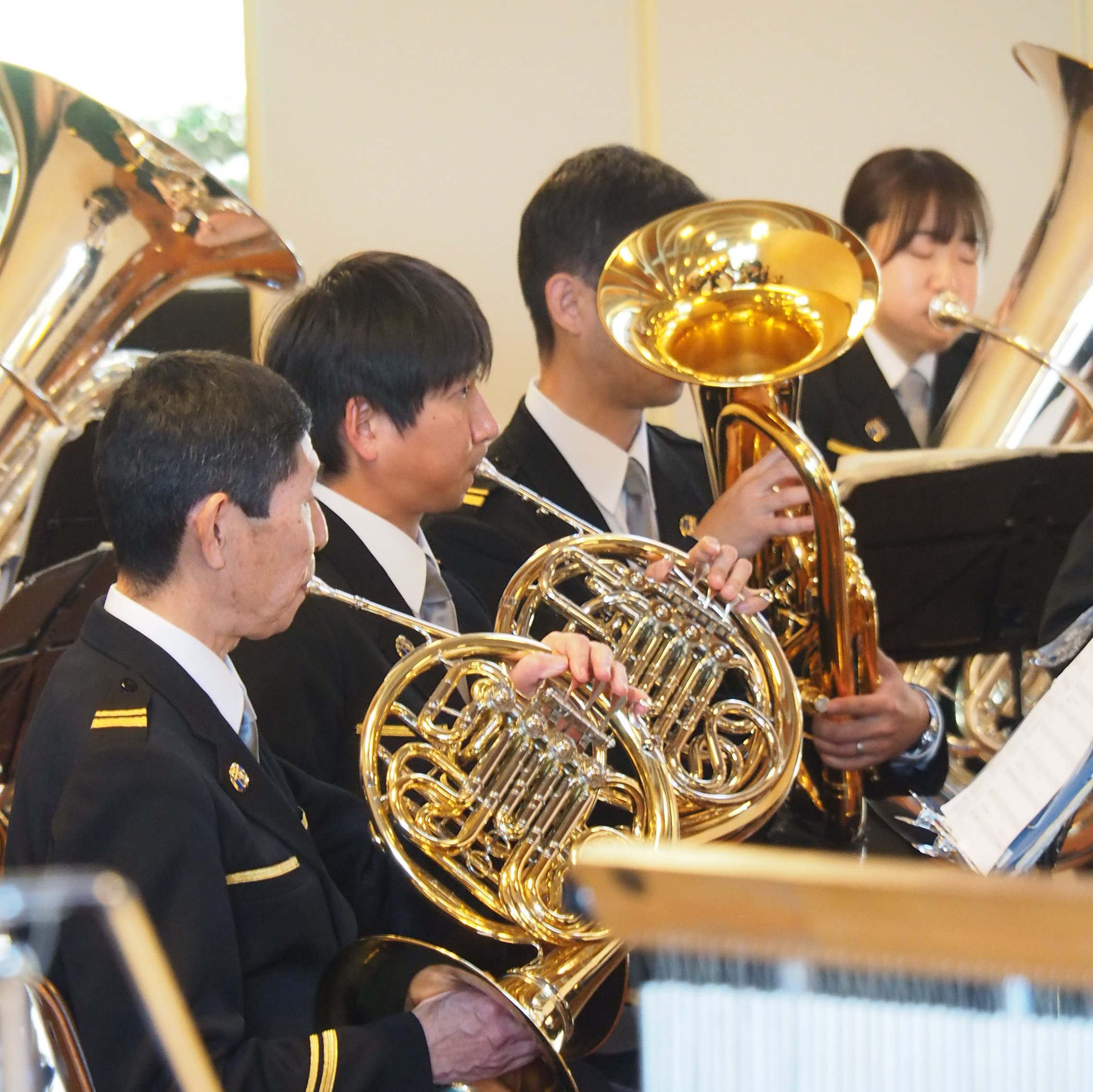 楽器を吹く人たちの画像