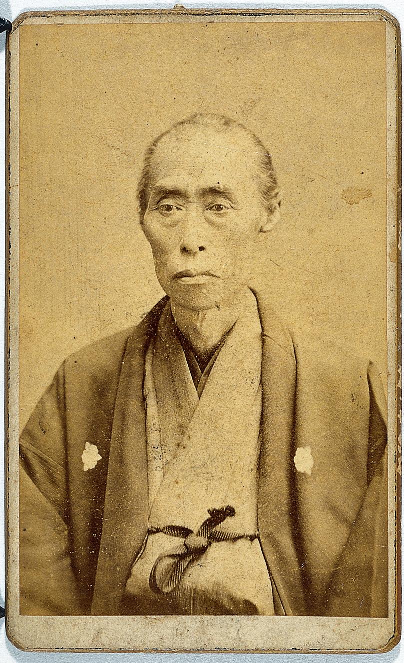 鈴木真一「岡倉勘右衛門肖像写真」撮影年不詳、当館蔵.jpg