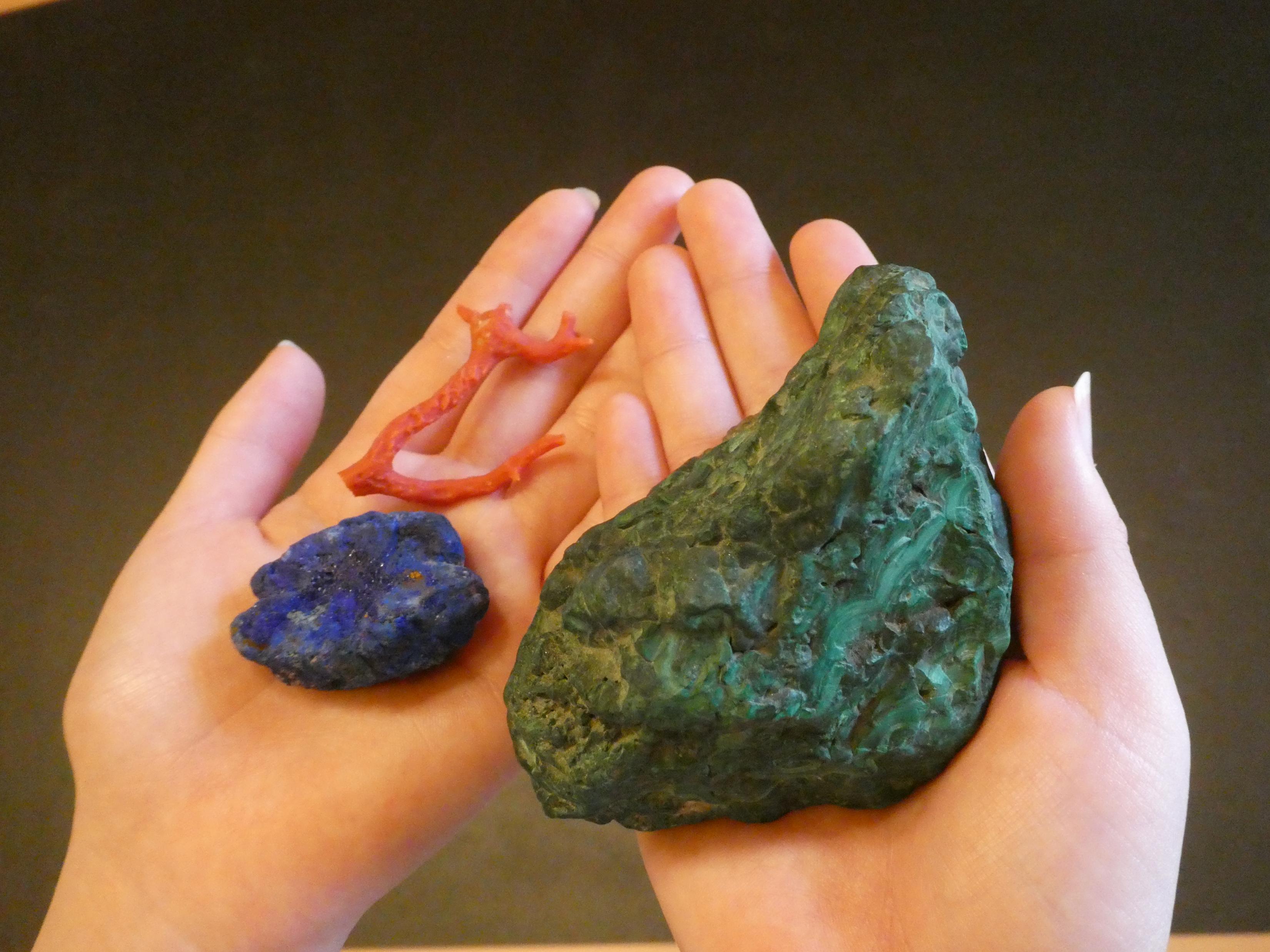 鉱石をのせた手