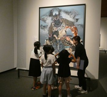 絵を見ている人の画像