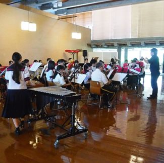 楽器を吹く人たちの画像