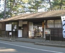 長屋門<登録有形文化財>